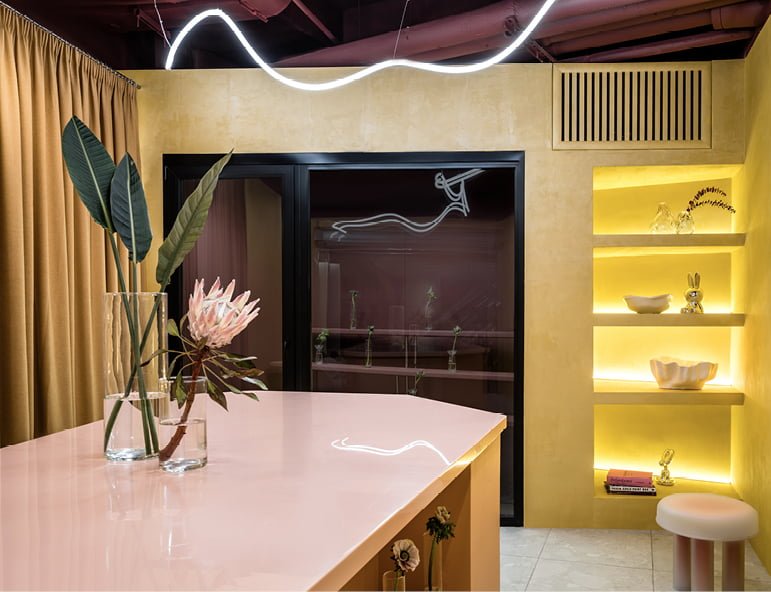 Industria ospitalității și Kerrock.